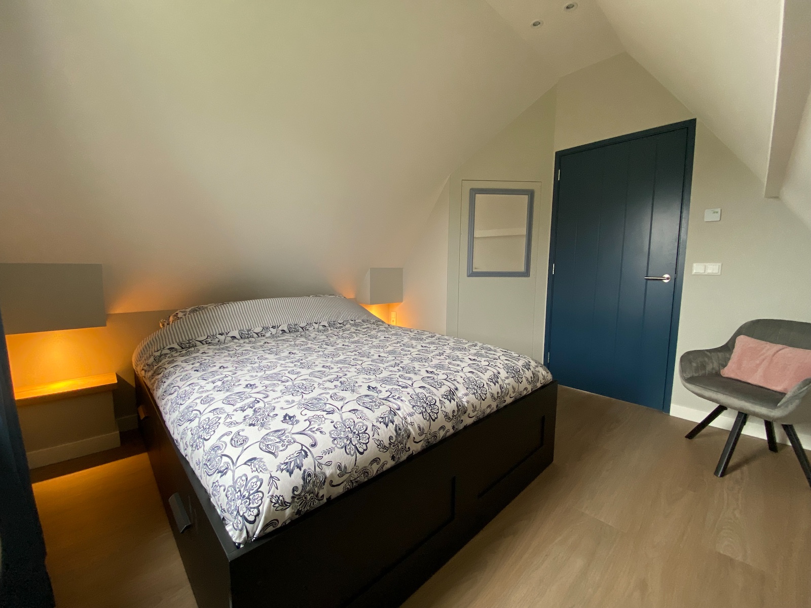 Slaapkamer met queensize bed